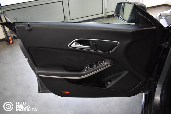 MERCEDES-BENZ CLA 180 d Automatic Premium